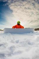 Snowboarder posiert auf der Skipiste foto