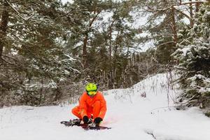 Snowboarder überprüft seine Ausrüstung foto