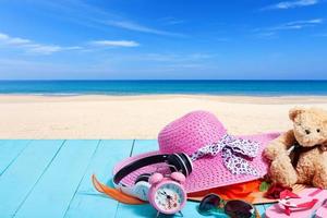 Sommerhintergrund von Strandhut und Accessoires für die Urlaubszeit auf Holzplankenkopierraum für Ihren Text im Sommer und Reisehintergrund. foto