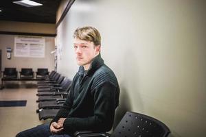 geschwollene allergische Reaktion eines jungen Erwachsenen im Wartezimmer und Krankenhaus foto