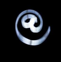 at- und E-Mail-Symbolsymbol mit Lightpainting-Technik foto