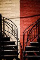 symmetrische Treppen in zwei verschiedenen Farben foto