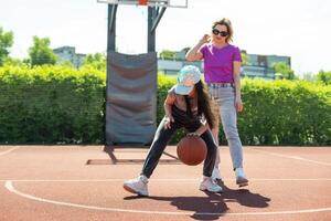 Mutter und wenig Tochter nach Basketball. großartig Job Honig. foto