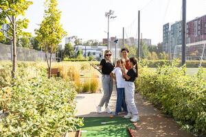 ein Spielplatz im das Park ausgestattet zum spielen Minigolf foto