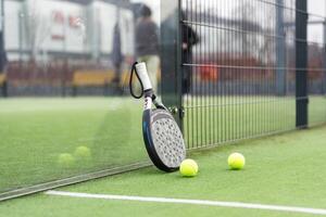 Paddel Tennis Schläger und Bälle auf Gericht foto