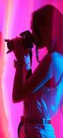 ai generiert Frau im virtuell Wirklichkeit Goggle im Neon- Farben. foto