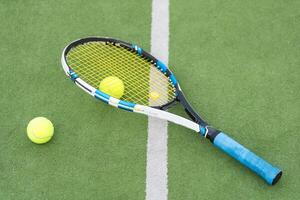 Tennis Schläger und Tennis Ball Außerdem das Netz auf draussen Tennis Gericht. foto