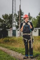 Telekom-Techniker-Mann in Uniform mit Geschirr foto