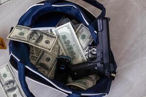Handschellen auf viele Stapel von Dollar Rechnungen. Metall Koffer mit Geld, Konzept von Festnahme, Ermittlung und Betrug. foto