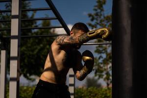 Boxer Athlet Mann Putten auf Handschuh Handschuhe bereit zu Zug draußen. foto