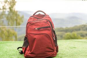 Rucksack und Schreibtisch von kostenlos Raum zum Ihre Dekoration. Sommer- Reise. foto