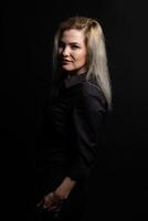 blond Frau Porträt, attraktiv Erwachsene Mädchen im Studio Über schwarz Hintergrund. foto