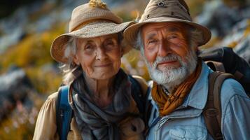 ai generiert aktiv Rentner. Senior Reisende im Wald auf Urlaub. Wandern im Berge foto