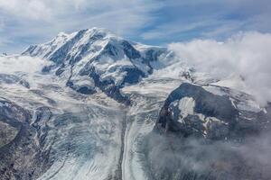 panorama der atemberaubenden berge und gletscher oben, schweiz. foto