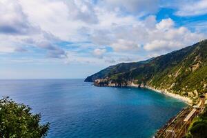 malerischer blick auf bunte häuser im dorf riomaggiore der cinque terre, manarola foto