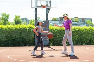 Mutter und wenig Tochter nach Basketball. großartig Job Honig. foto