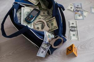 schwarz Duffel Tasche voll von Dollar Anmerkungen im kriminell Ermittlung Einheit, konzeptionelle Bild foto