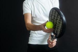 einer kaukasisch reifen Mann Paddel Padel Tennis Spieler Schatten Silhouette im Studio isoliert auf schwarz Hintergrund foto
