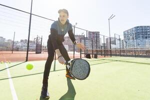 Paddel Tennis Spieler Portion Ausbildung mit ihr Paar im Gericht foto