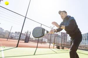 Paddel Tennis Spieler bereit zum Spiel foto