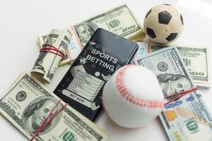 Smartphone mit Glücksspiel Handy, Mobiltelefon Anwendung und Fußball Ball mit Geld Nahansicht. Sport und Wetten Konzept foto