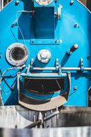 blau lackierte Kaffeeröstermaschine