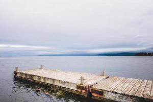 Holzsteg am Meer an bewölktem Tag in Gaspe. foto