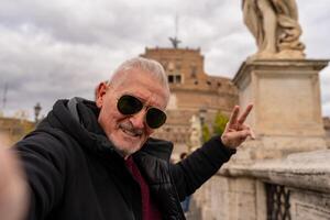 glücklich Mitte alt Mann auf Ferien nehmen ein Selfie im Vorderseite von Burg sant'angelo Festung im Rom foto