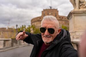 glücklich Mitte alt Mann auf Ferien nehmen ein Selfie im Vorderseite von Burg sant'angelo Festung im Rom foto