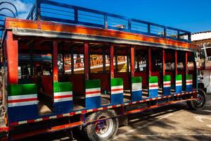 bunt traditionell ländlich Bus von Kolumbien namens Chiva foto