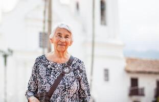 Senior Erwachsene Frau beim das zentral Platz im das Stadt von Guaduas gelegen im das Abteilung von cundinamarca im Kolumbien. Senior Lebensstil. Senior Reise Konzept. foto