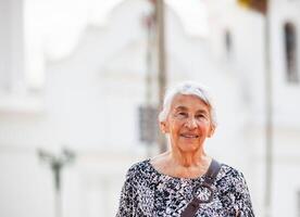 Senior Erwachsene Frau beim das zentral Platz im das Stadt von Guaduas gelegen im das Abteilung von cundinamarca im Kolumbien. Senior Lebensstil. Senior Reise Konzept. foto