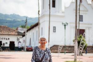 Senior Erwachsene Frau beim das zentral Platz im das Stadt von Guaduas gelegen im das Abteilung von cundinamarca im Kolumbien. Senior Lebensstil. Senior Reise Konzept. foto