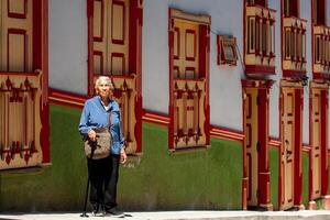 Senior Frau Tourist beim das schön Erbe Stadt, Dorf von salami im das Abteilung von caldas im Kolumbien foto