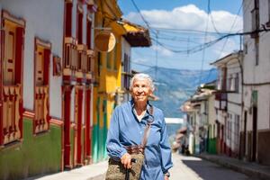 Senior Frau Tourist beim das schön Erbe Stadt, Dorf von salami im das Abteilung von caldas im Kolumbien foto