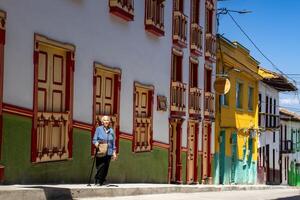 Senior Frau Tourist beim das schön Erbe Stadt, Dorf von salami im das Abteilung von caldas im Kolumbien foto