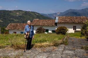 Senior Frau Tourist beim das schön Erbe Stadt, Dorf von salami im das Abteilung von caldas im Kolumbien foto