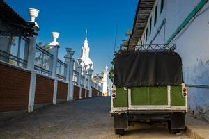 schön Straße von das Erbe Stadt, Dorf von salami gelegen beim das caldas Abteilung im Kolumbien. traditionell yipao. foto