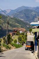 schön Straße von das Erbe Stadt, Dorf von salami gelegen beim das caldas Abteilung im Kolumbien. traditionell yipao. foto