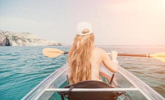 Frau im Kajak zurück Sicht. glücklich jung Frau mit lange Haar schwebend im transparent Kajak auf das Kristall klar Meer. Sommer- Urlaub Ferien und heiter weiblich Menschen entspannend haben Spaß auf das Boot foto