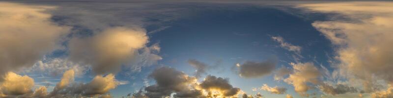 golden glühend Sonnenuntergang Himmel Panorama mit Cirrus Wolken. hdr nahtlos kugelförmig gleichwinklig 360 Panorama. Himmel Kuppel oder Zenit zum 3d Visualisierung und Himmel Ersatz zum Antenne Drohne 360 Panoramen. foto