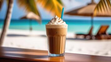 ai generiert Glas von kalt vereist Kaffee Cocktail auf Strand Bar Schalter, Blau Himmel, Weiß ozeanisch Sand, Licht verschwommen Hintergrund, selektiv Fokus, Kopieren Raum foto