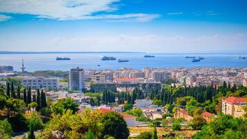 Gruppe von Schiffe im das Golf von Thessaloniki, Panorama- Aussicht auf das Stadt von ano poli foto