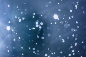 nasse und schmierige Lens Flare und verschwommene Schneeflocken während des Schneesturms in der Nacht