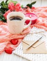 Tasse Kaffee mit Schokoladenbonbons foto