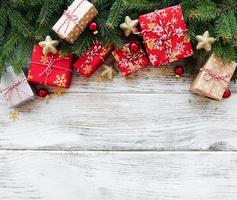 Weihnachtshintergrund mit Dekorationen und Geschenkboxen foto