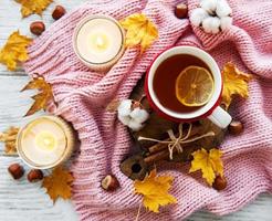 Herbstwohnung mit Tasse Tee und Blättern foto