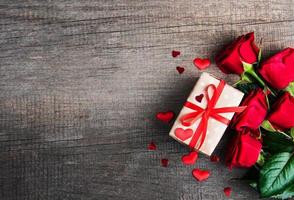 Geschenkbox mit roten Rosen foto