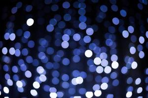 verschwommenes Weihnachts-Blaulicht-Bokeh in der Nacht foto