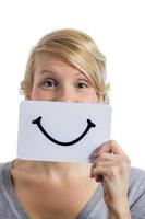glückliches Porträt von jemandem, der ein lächelndes Moodboard hält foto